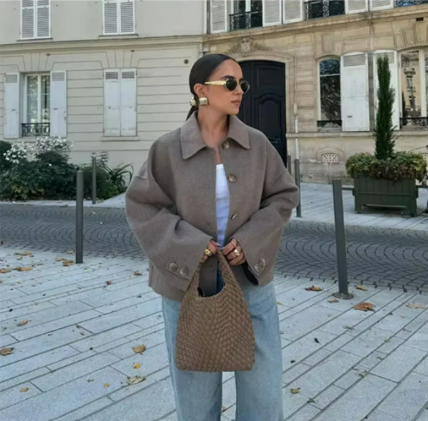 Yelena Jas | Herfst Korte Wolmix Jas met Knopen