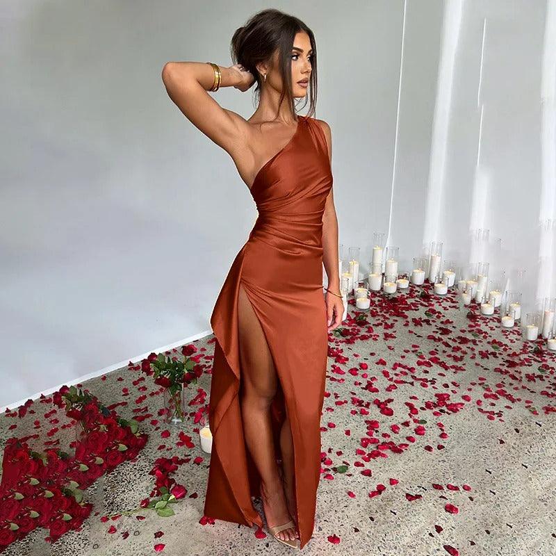 Finja Maxi Jurk | Satijnen Asymmetrische Schouderjurk met Slit - Carla Moda