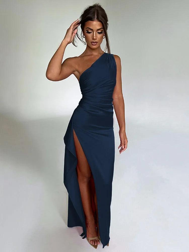 Finja Maxi Jurk | Satijnen Asymmetrische Schouderjurk met Slit - Carla Moda